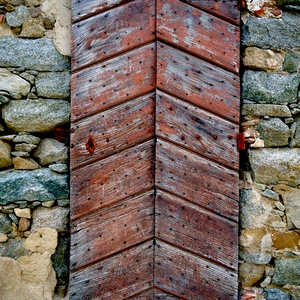 Vieille porte en bois cloutée encadrée de pierres - Italie  - collection de photos clin d'oeil, catégorie portes